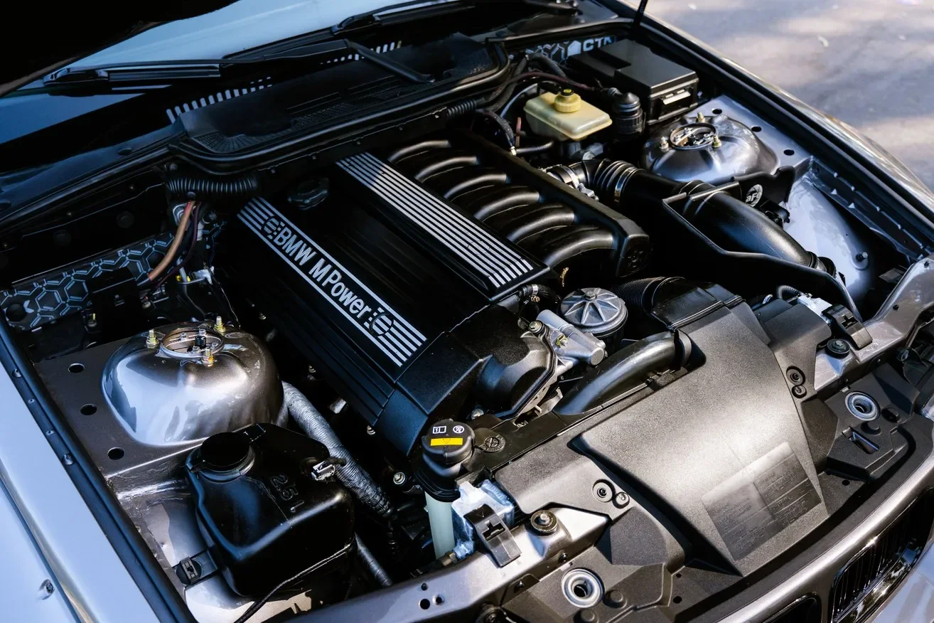 Vano motor del BMW M3 E36 terminado, con la tapa BMW M Power del seis en línea
