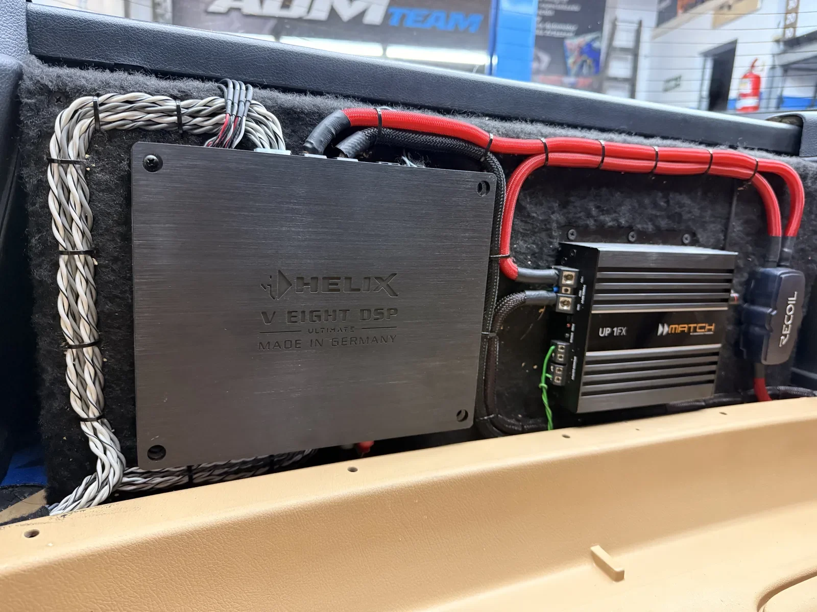 Amplificadores Helix montados con el cableado prolijo en el sector trasero del Mazda RX-7