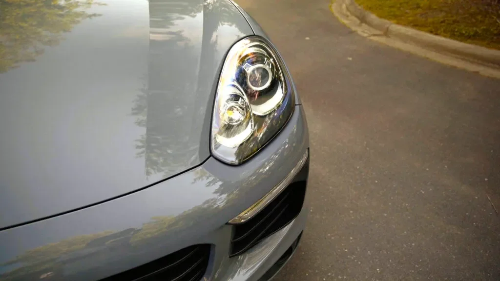 Frente de un auto gris con PPF de color DYNOgray de STEK (imagen de STEK)