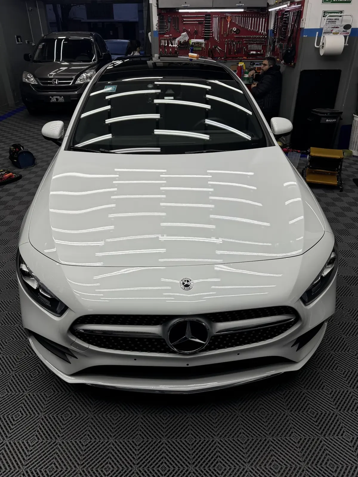 Mercedes-Benz Clase A blanco de frente, en el taller de ADM TEAM