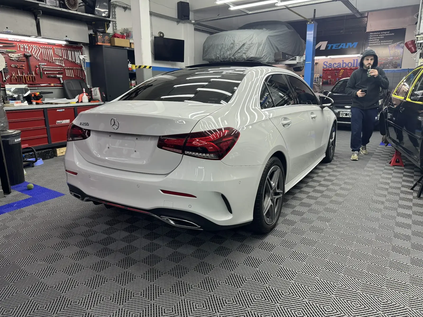 Mercedes-Benz Clase A sedán blanco visto desde atrás en el taller de ADM TEAM