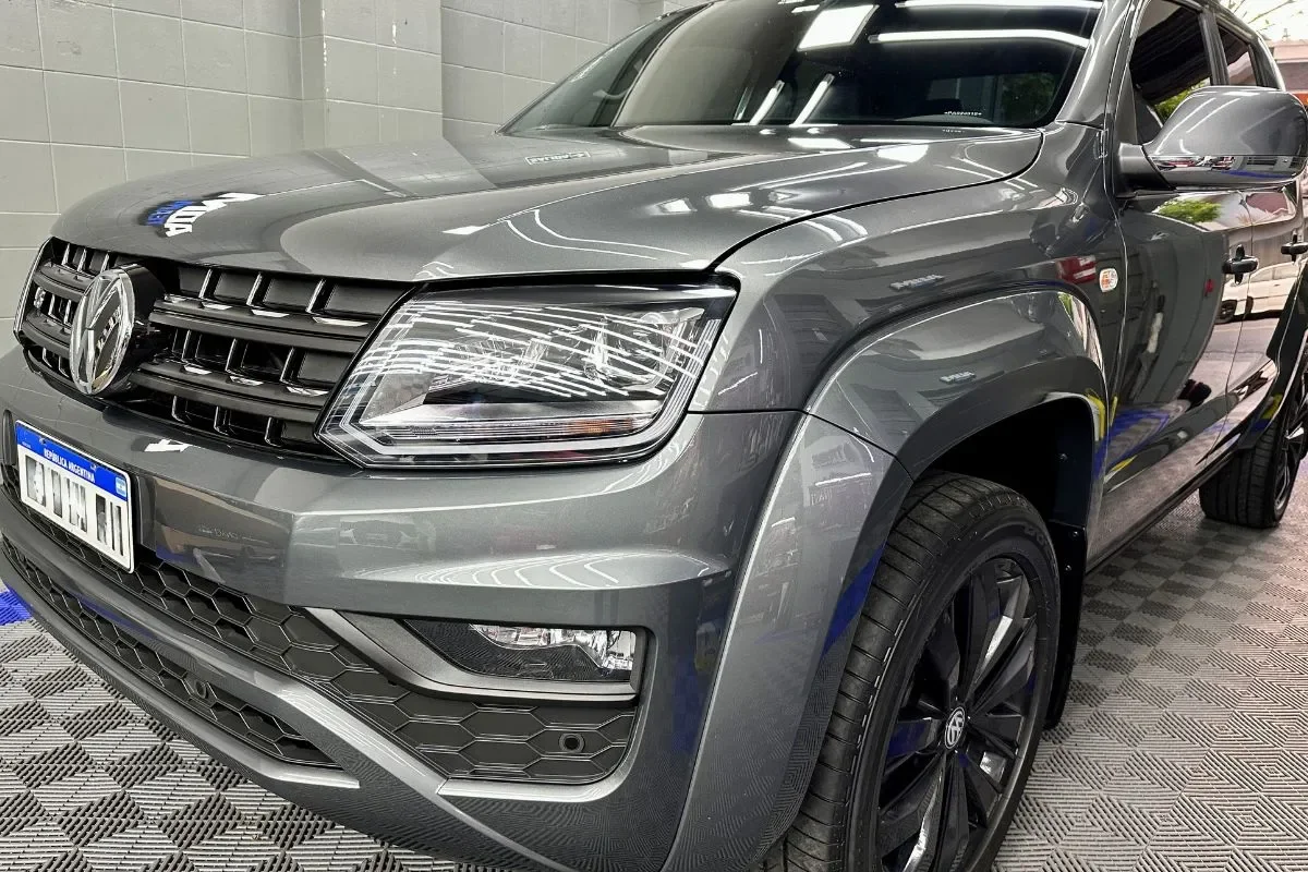 Frente de una Volkswagen Amarok gris con PPF terminado, en el taller de ADM TEAM