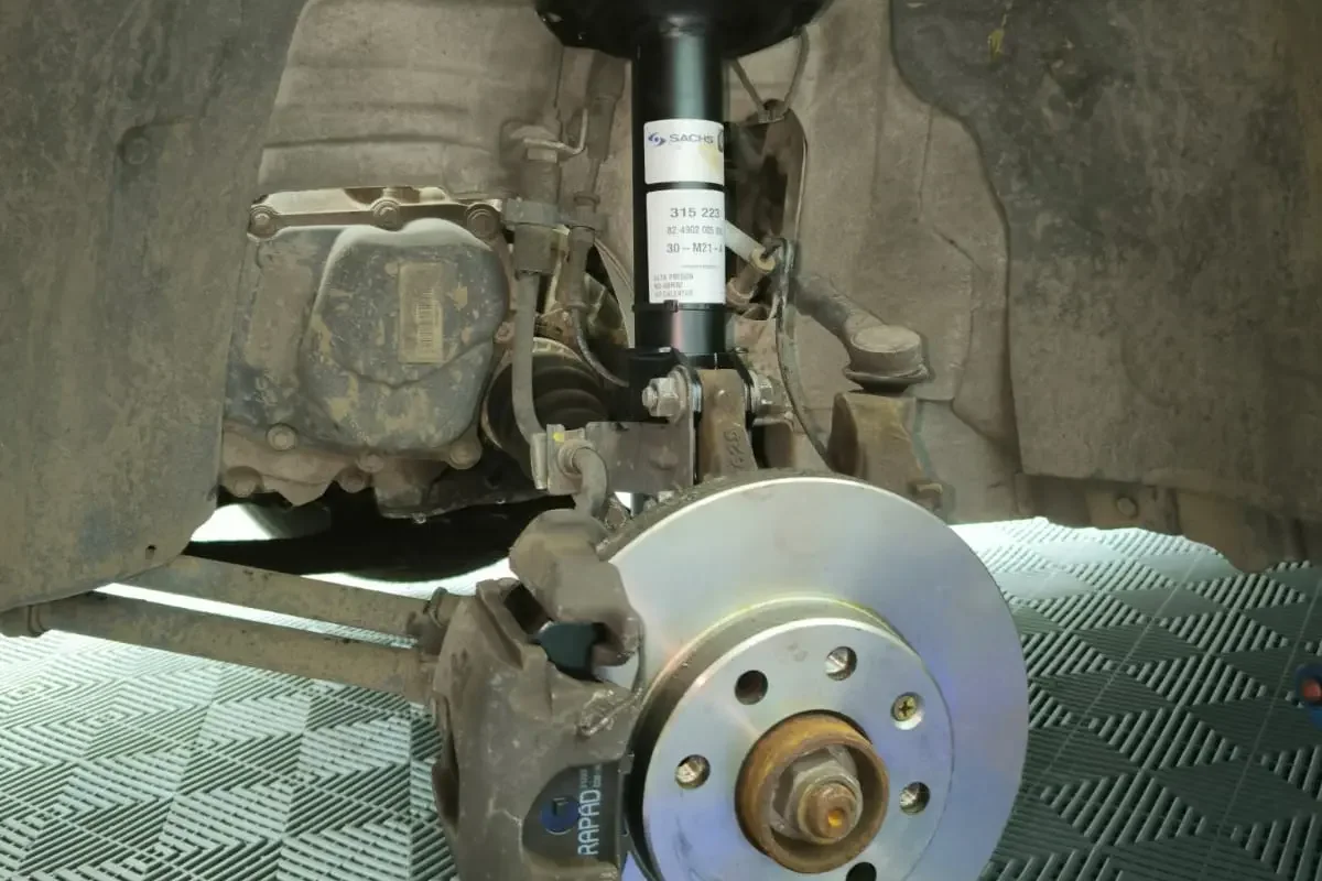 Tren delantero con amortiguador Sachs y disco de freno nuevos, con la rueda sacada, en el taller de ADM TEAM
