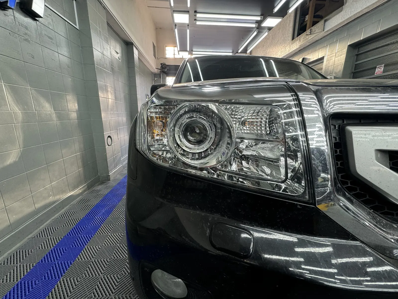 Óptica con lupa terminada, ya instalada en la camioneta — ADM TEAM