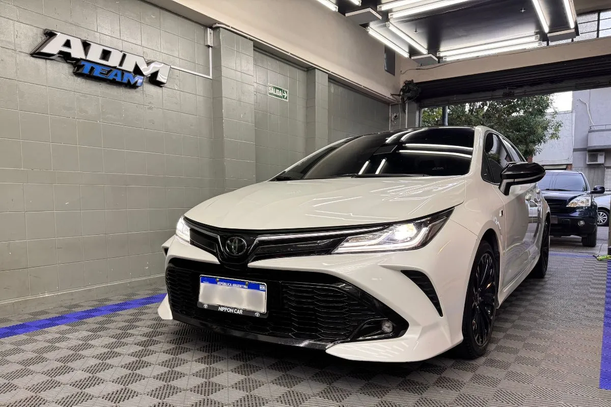 Toyota Corolla con las luces encendidas después del trabajo — ADM TEAM