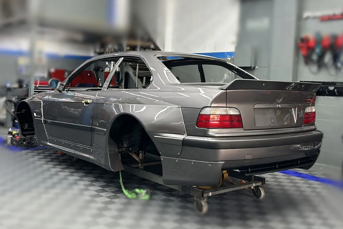 BMW M3 E36 gris en el taller durante su personalización