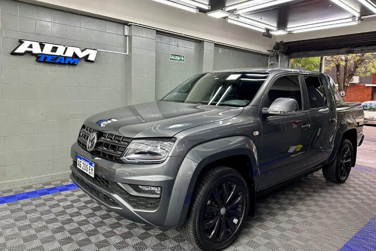 Volkswagen Amarok gris con film de protección de pintura PPF colocado